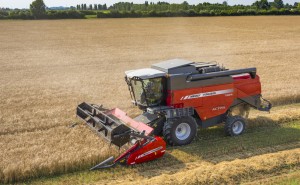 MF7344 ACTIVE Combine Working Wheat Italy Oct 2015 5 127379